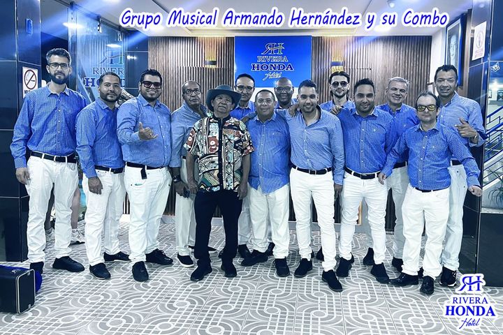 Grupo Musical Armando Hernández y su Combo en el lobby del hotel
