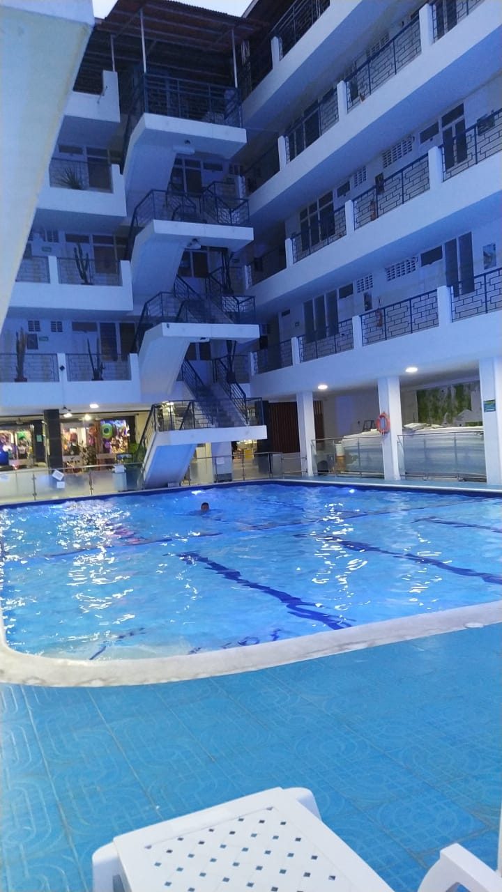 Patio central del hotel con escaleras y piscina iluminada
