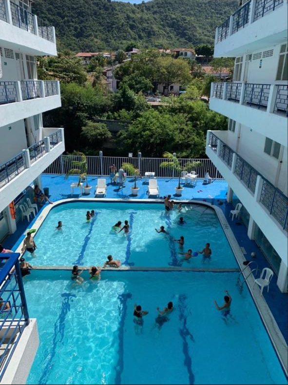 Familias en la piscina