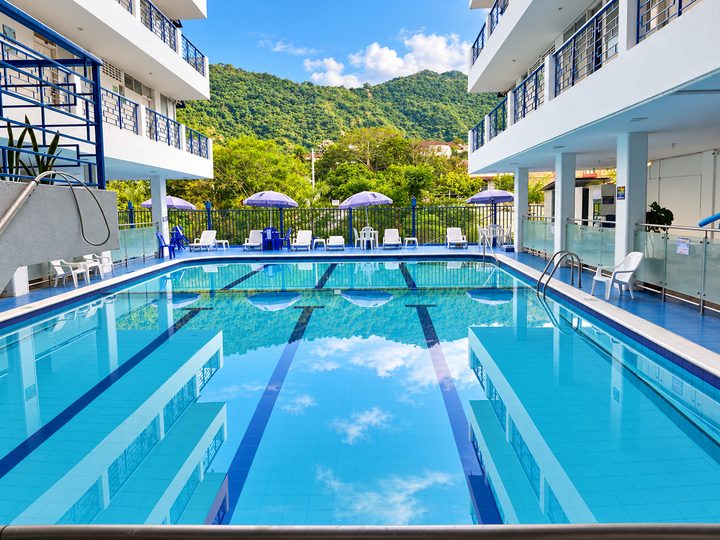 Piscina reflejando la montaña