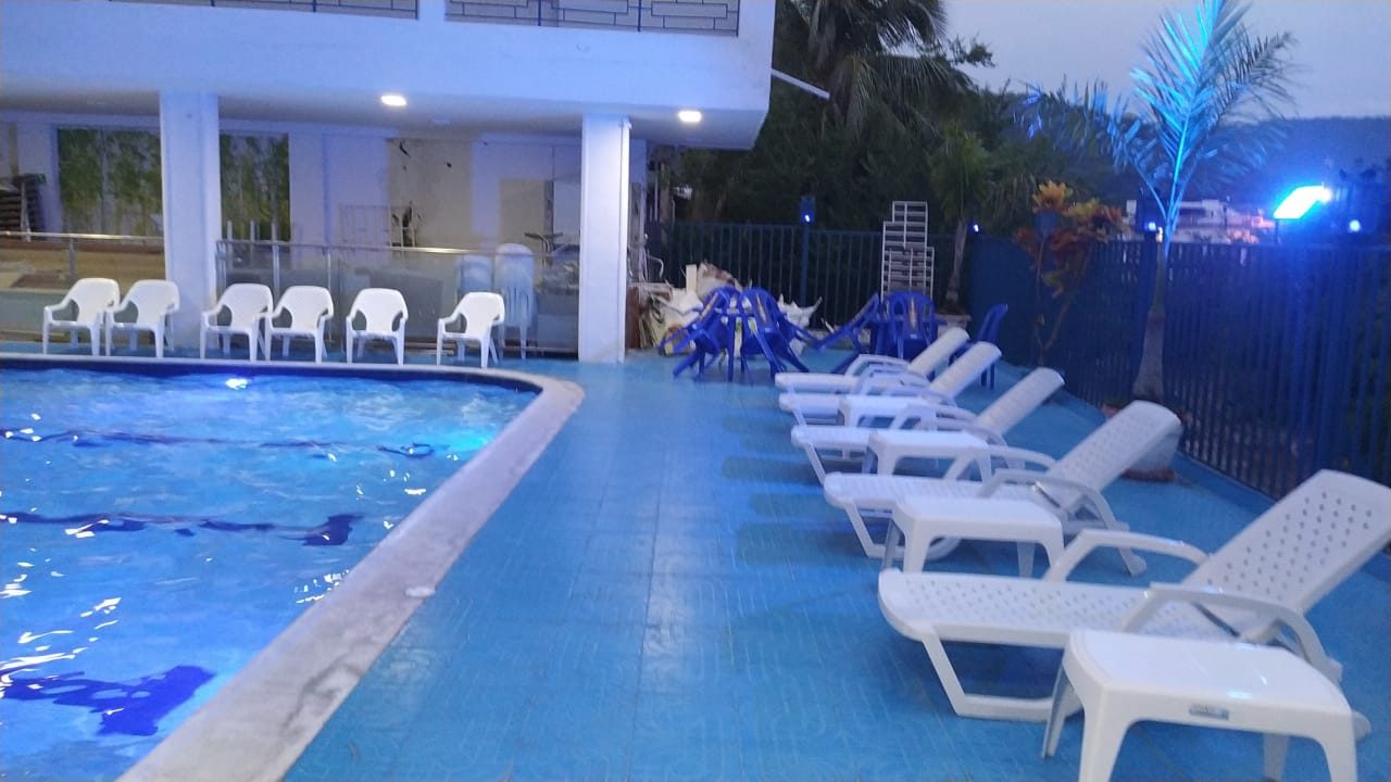 Terraza de la piscina al anochecer